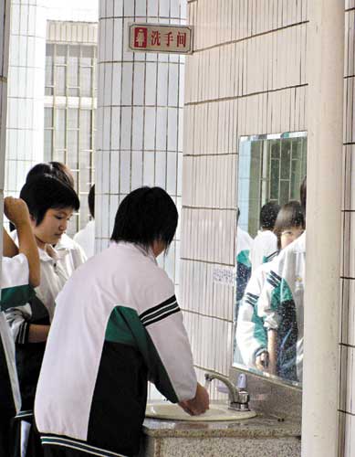 厕所里的“冲锋” 广东初中女生如厕困局透视