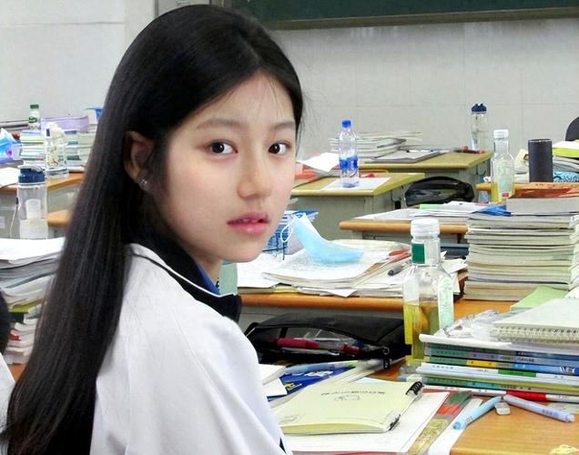 初中女生“自认很美”的3个行为，男生一头雾水，还觉得...